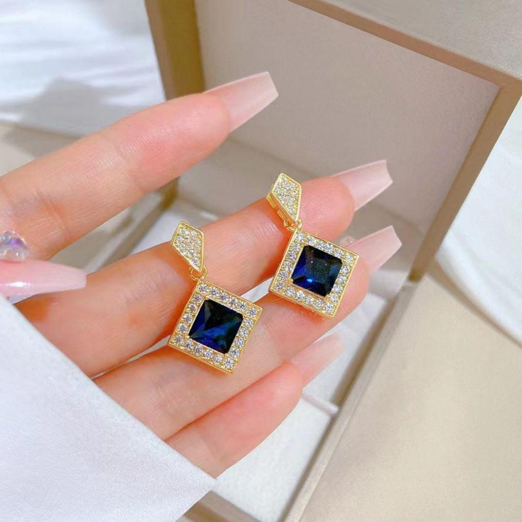 Elegante ethnische Ohrstecker in Rhombusform aus Gold und blauen Zirkonen - Modisch, Retro, Glatte Textur, Vielseitiges Geschenk für Mama