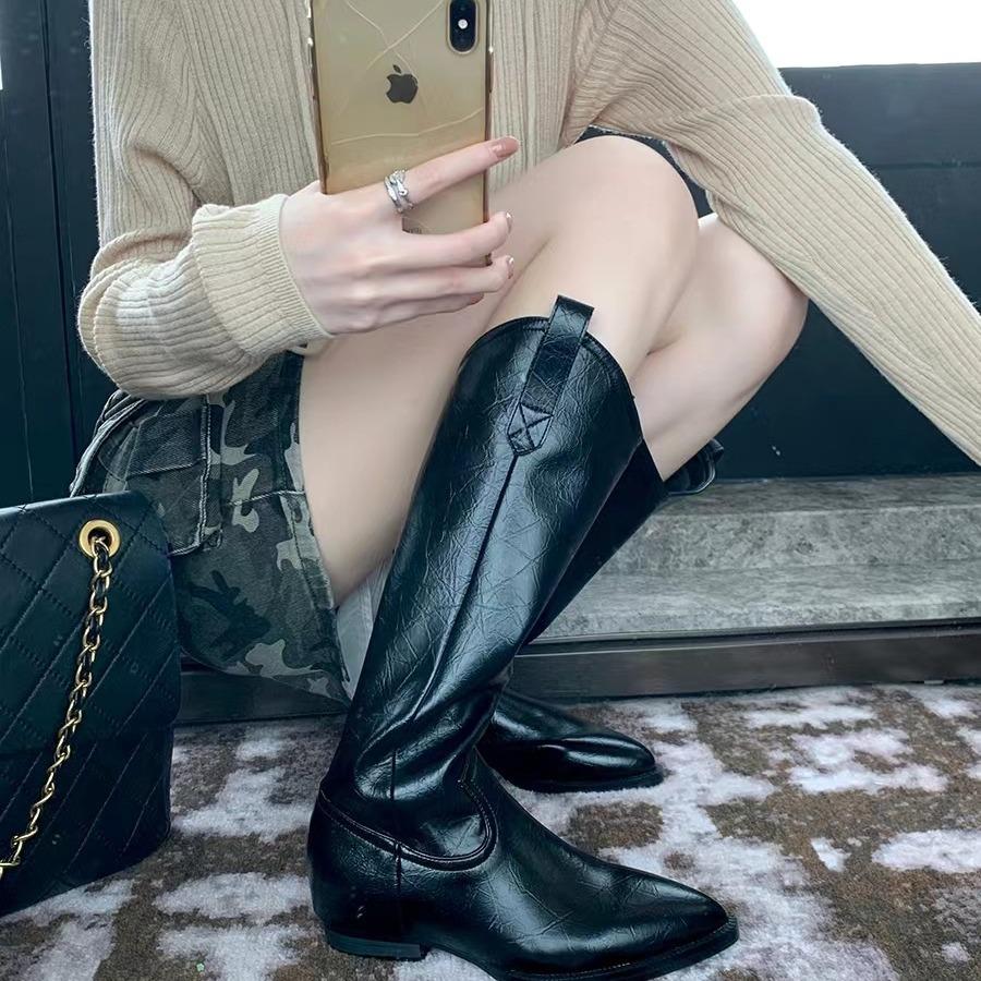 The new spot grape mother is of the same style, but the European and American v-mouth is over the knee, the western high boots are pointed, and the le