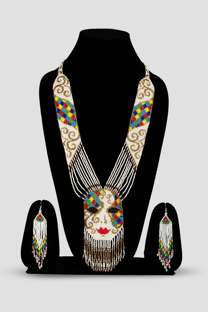 Naszyjnik z koralików seed z abstrakcyjną twarzą kobiety: Wielobarwna biżuteria hippisowska
