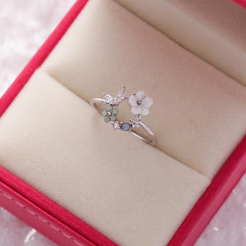 Elegant Women's Heart Flower Open Ring with Sparkling Diamonds