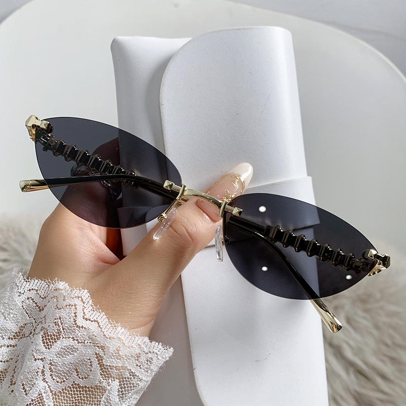 

Metallic style European and American fashion cat eye sunglasses women s high-end frameless sunglasses personalized threaded temples