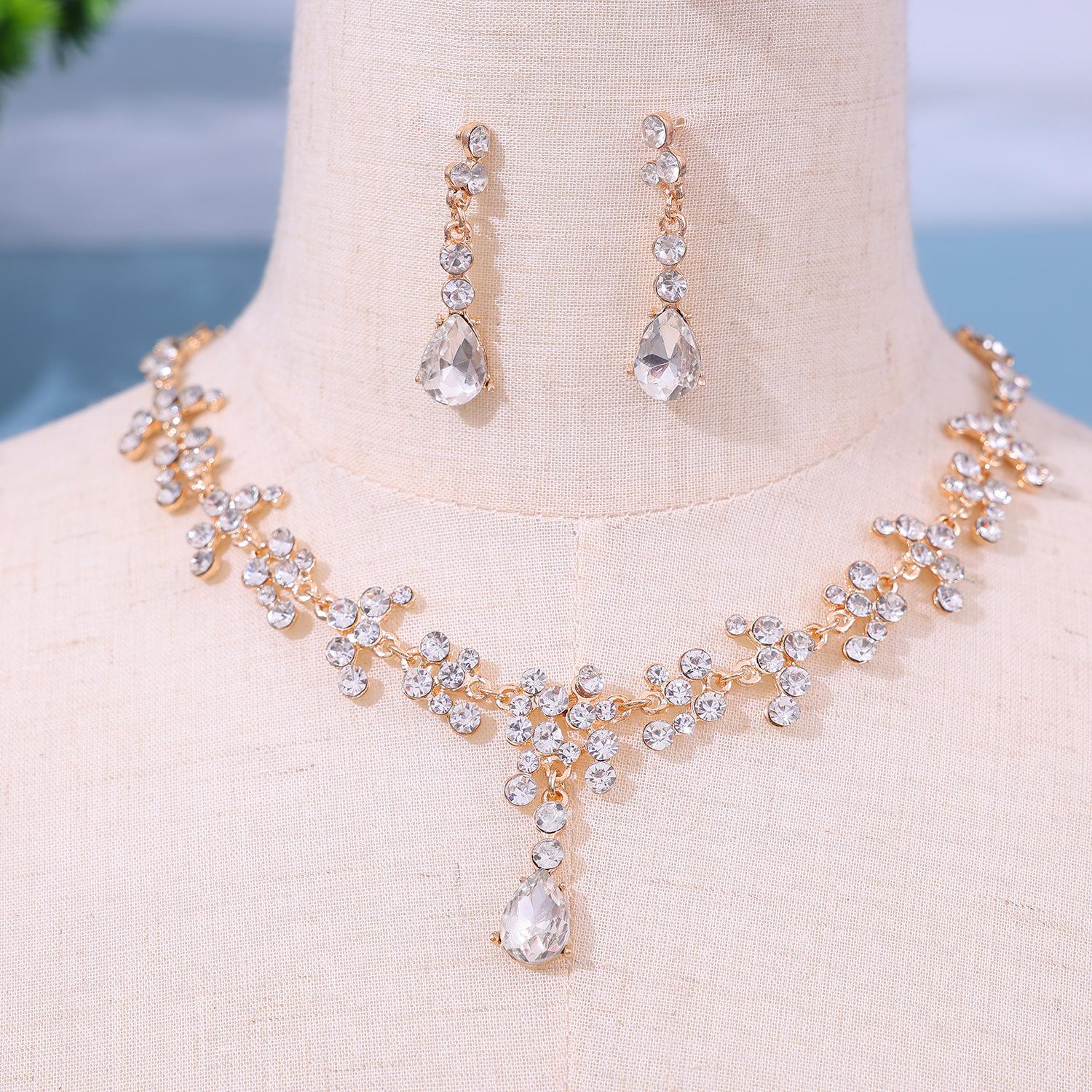 

2026 European and American Bridal Necklace Earrings Set Accessories Versatile Diamond Wedding Water Drop Set Chain Accessories 45CM золотой
