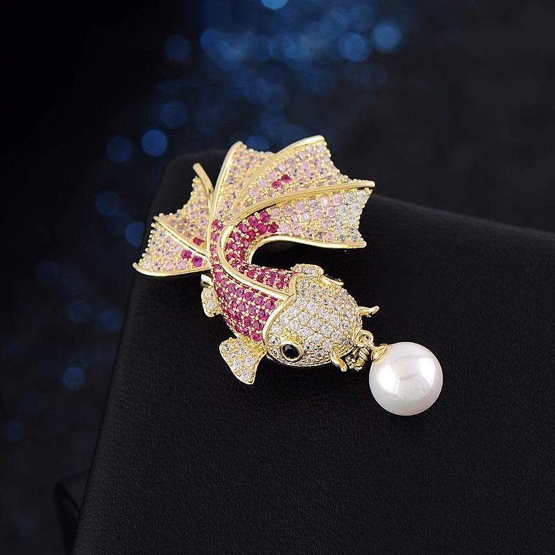 Volledig diamanten Driedimensionale Goudvis Broche, High-end Vrouwelijke Charme, Parel Koi, Lichte Luxe, Niche Design Sense Broche