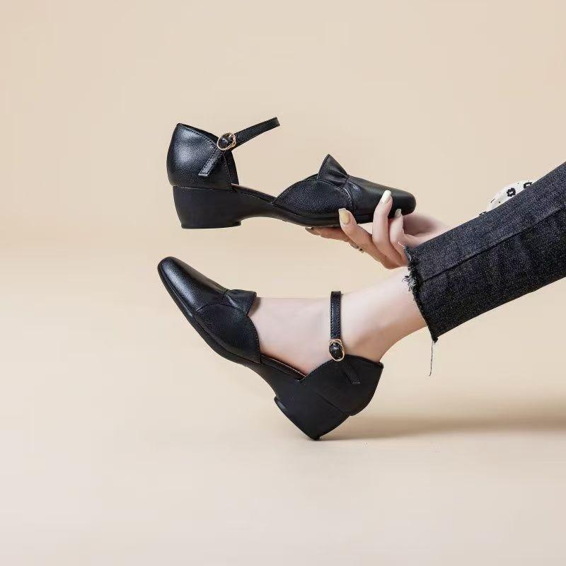 

Simple temperament ruffle leaf edge word with pointed hollow sandals women s summer new low heel comfortable women s sandals 35 чёрный