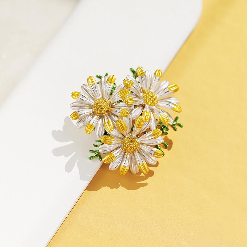Japanese & Korean Creative Daisy Brooch - Exquisite Enamel Pin for Women, Versatile Suit Accessory