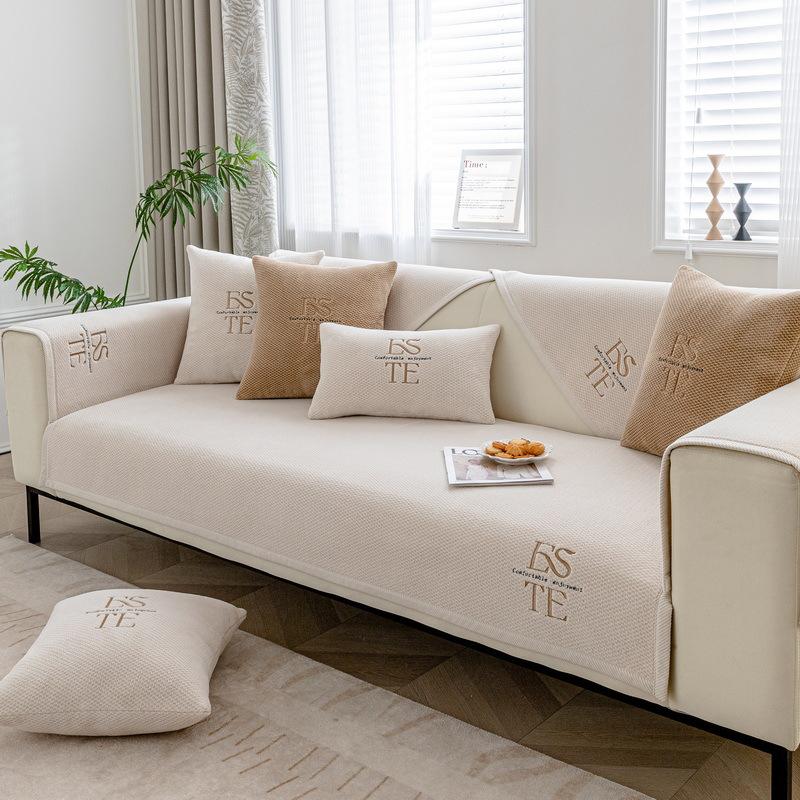 Зимняя молочная бархатная подушка для дивана — фото 5