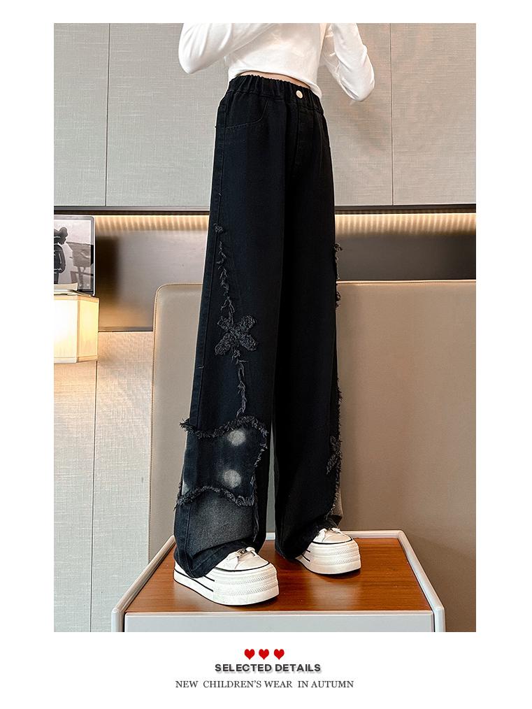 Mädchen Jeans mit Batikmuster und Schmetterlingsapplikation mit weitem Bein - Herbst 2025 Kollektion