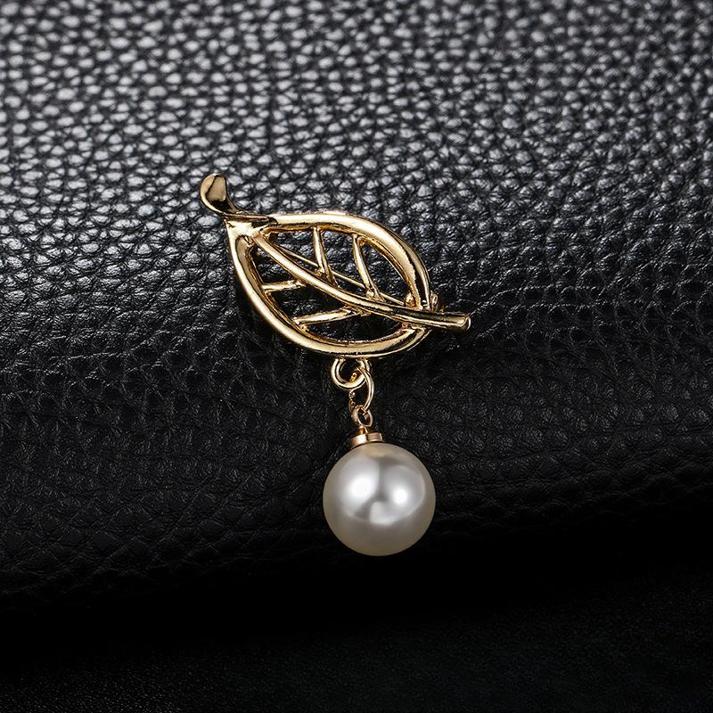 Anti-glare Brooch for Women High-end and Elegant V-neck Anti-glare Brooch Simple Brooch Clothing Decoration