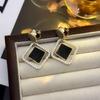 Brincos de pressão triangulares elegantes para orelhas não furadas - Versáteis e com um toque de luxo leve para o uso diário.