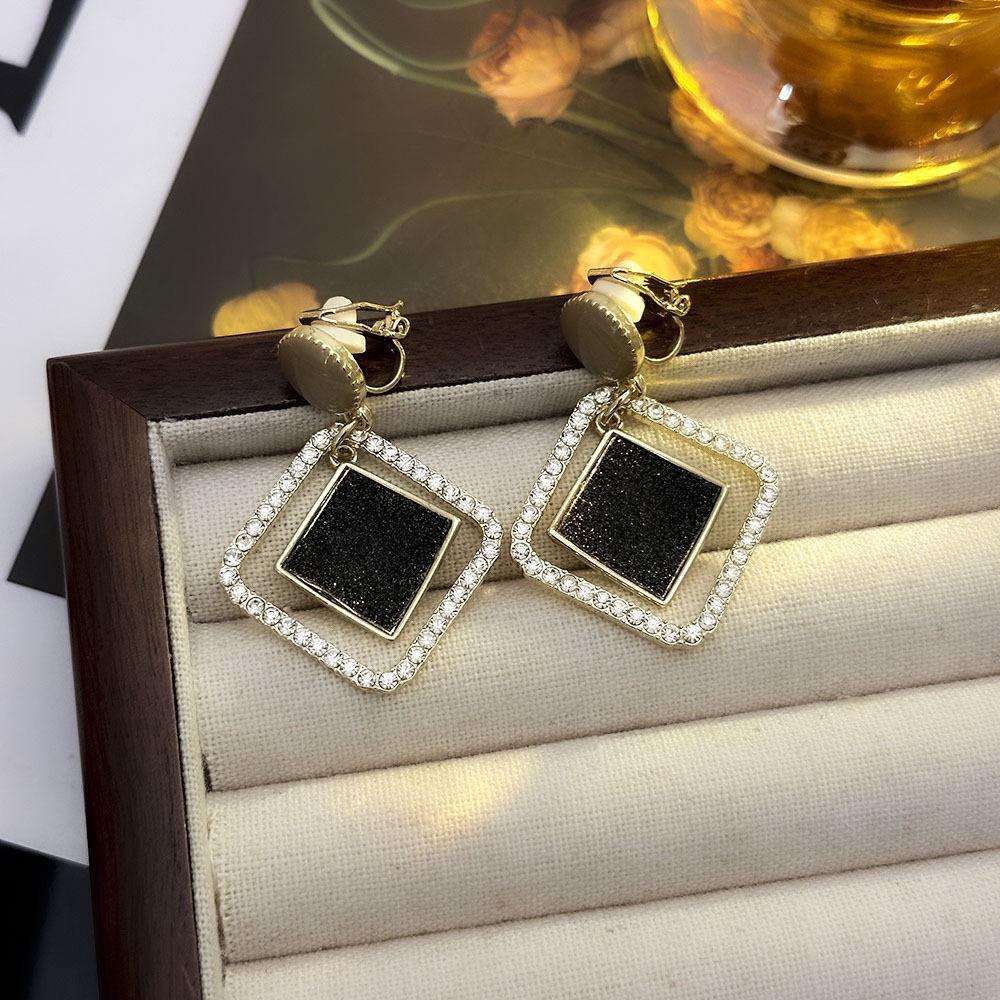 Brincos de pressão triangulares elegantes para orelhas não furadas - Versáteis e com um toque de luxo leve para o uso diário.