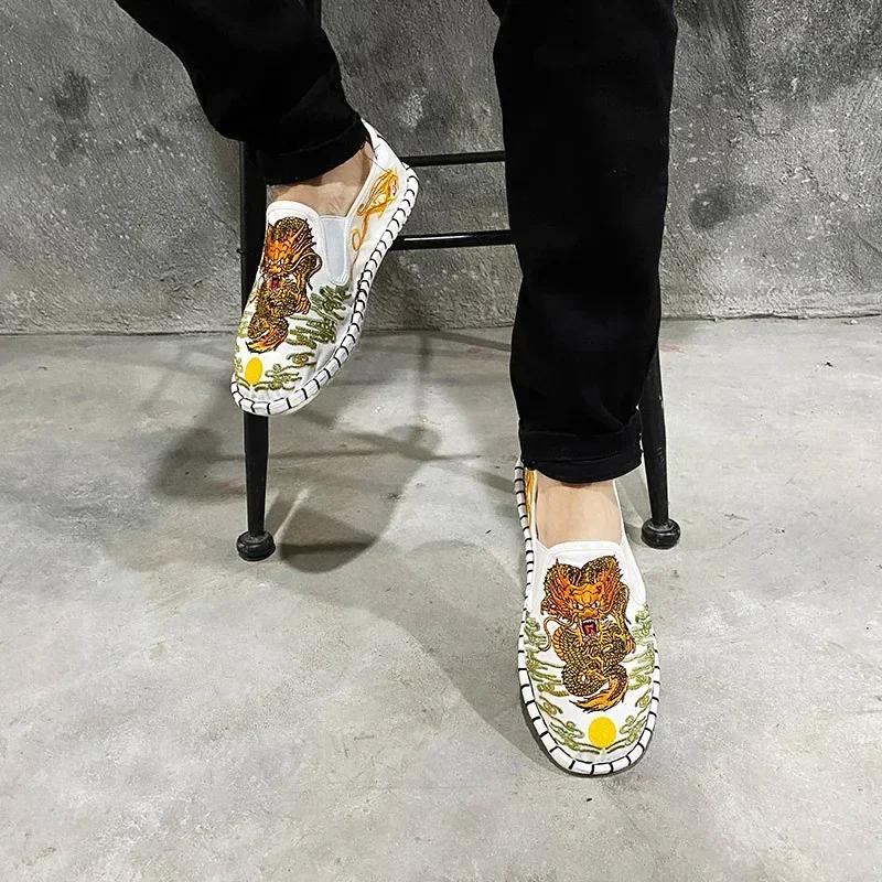 Fashion Cloth Shoes Embroidery Flower Social Guy Male Moccasin-Gommino Student Casual Shoes Fashion National Chinese Style 2024