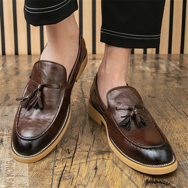 Luxus Designer Neue Herren Spitzschuhe Schwarz Braun Quasten Slipper Schuhe Für Herren Formelle Hochzeitskleidung Homecoming Zapatos Hombre