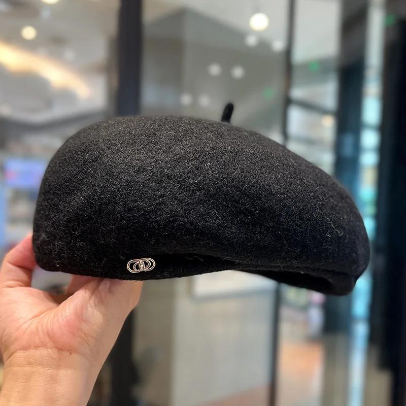 Fashion Metal Logo Wool Painter Hat Warm Soft Autum Winter Beret Cap for Women Solid Color Outdoor Boina Hat Party Girl's Gift