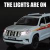 Model auta Toyota Land Cruiser Prado v mierke 1/32, simulácia tlakovo odlievaných hračiek pre terénne vozidlá so zvukovým a svetelným darčekom pre deti