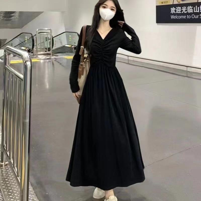 Long-sleeved new design French temperament dress retro waist black thin bottom pleated V-neck