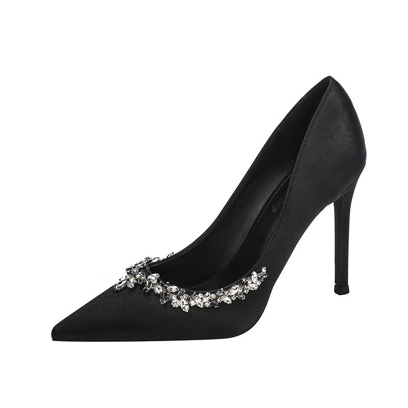 2025-ös szatén tűsarkú cipő: Elegáns hegyes orr strasszokkal, francia ihletésű, tavaszra és őszre alkalmas