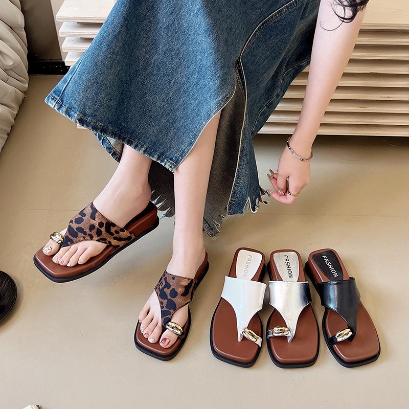 Casual cover toe flat slippers women's summer wear 2025 new seaside vacation beach shoes cool slippers