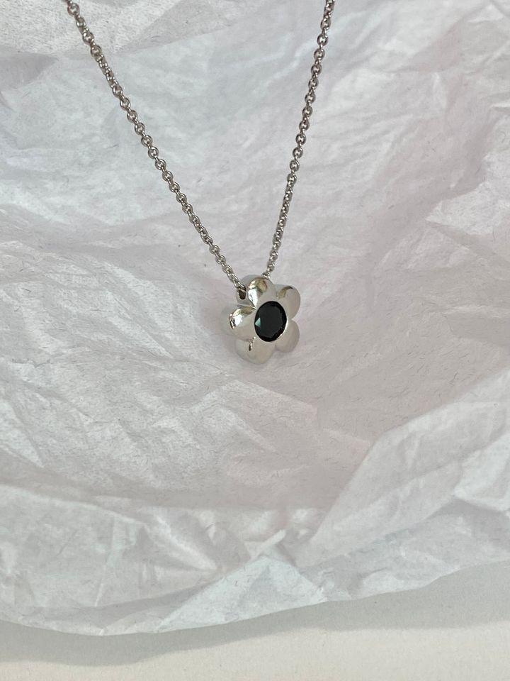Su Chuang S925 Sterling Silver Black Diamond Plum Blossom Necklace for Women, Elegant Light Luxury Versatile Clavicle Chain