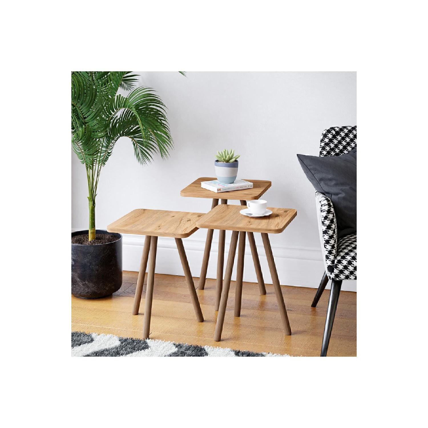 

Журнальный столик с тройным вложением. Деревянные ножки. Квадратный дизайн. Узор из сосны.