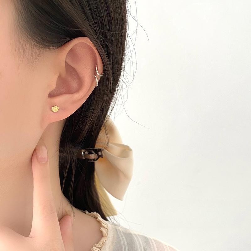 Cute Kitten Claw Earrings for Female Students with Daily Ear Piercings and Sweet Little Earrings