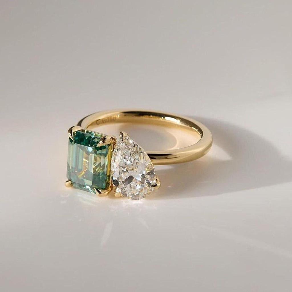 Inel de logodnă Toi et Moi cu două pietre – Piatră prețioasă verde tăietură smarald & Alb pară pe bandă placată cu aur, Bijuterie unică aniversară cadou pentru femei