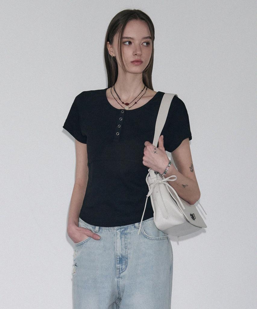 Leathery Ribbon Flap Shoulder Bag [Black]