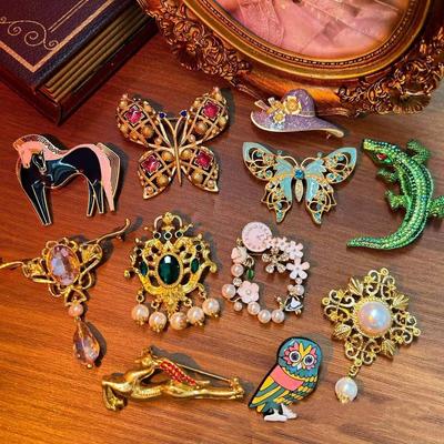 Középső Design Vintage Női Férfi Pillangó Kereszt Gyöngy Bross Jelvények Retro Uniszex Kristály Virág Klasszikus Kitűzők