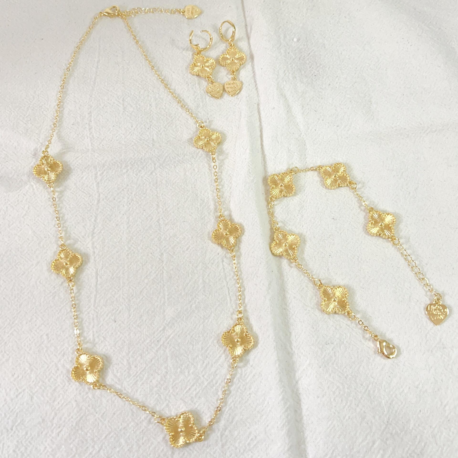 Набор из трех предметов: ожерелье, браслет, серьги. Универсальный счастливый четырехлистный клевер. Цветочный браслет-чокер-цепочка. Серьги. золотой