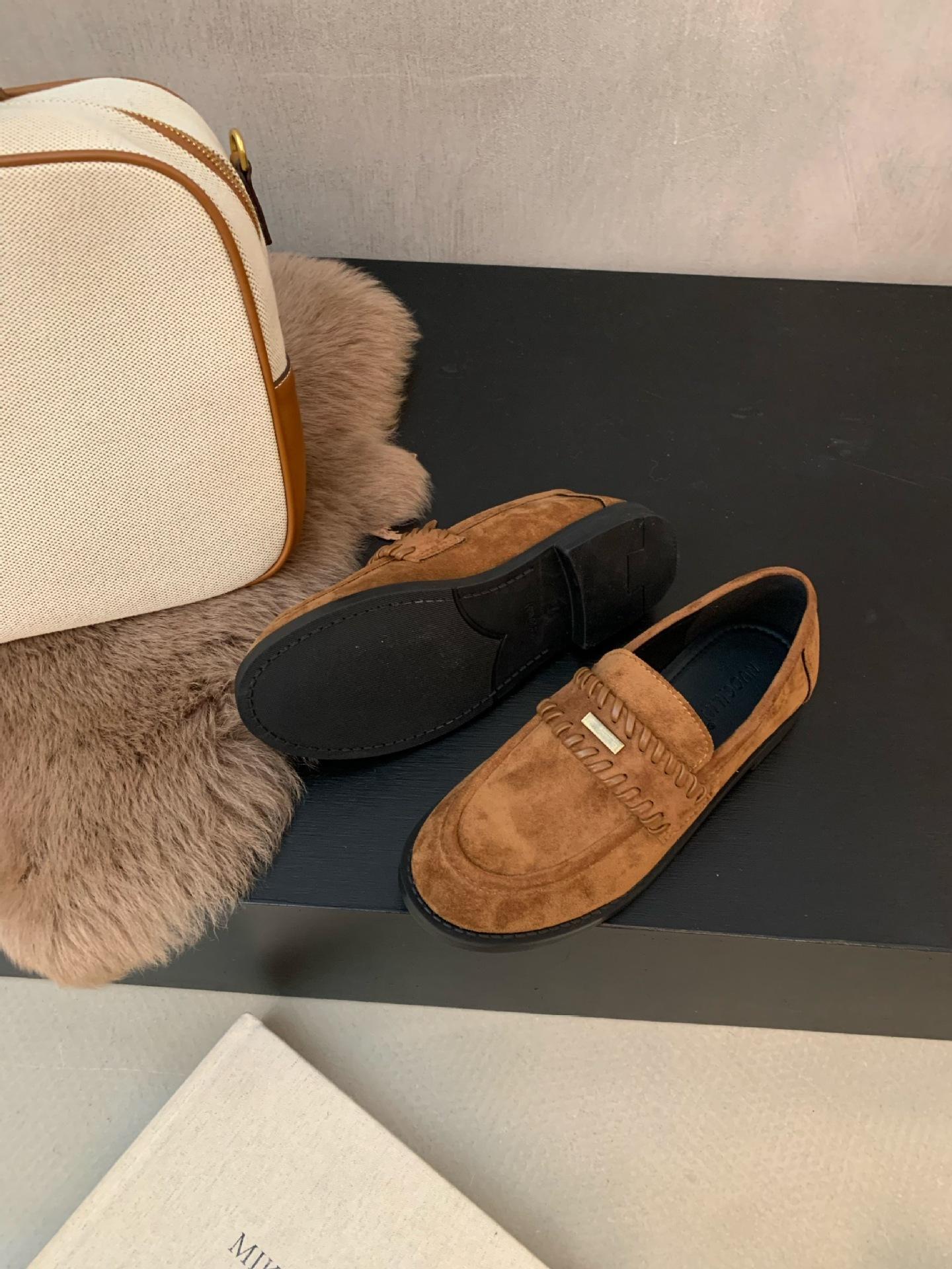 

Корейские маленькие кожаные туфли женские 2025 осень новые круглый носок толстый каблук корейская версия плетеные маленькие застежки одинарные туфли 39 коричневый