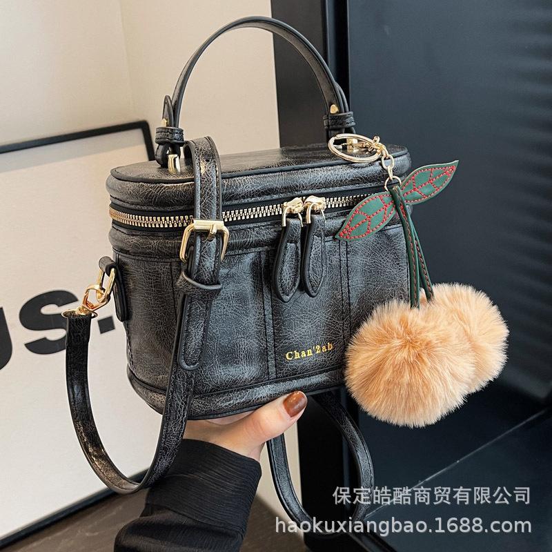 This Year, Popular Small Bags Are Women's Autumn and Winter Versatile 2025 New Fashionable Retro Shoulder Messenger Bag Portable Bucket Bag