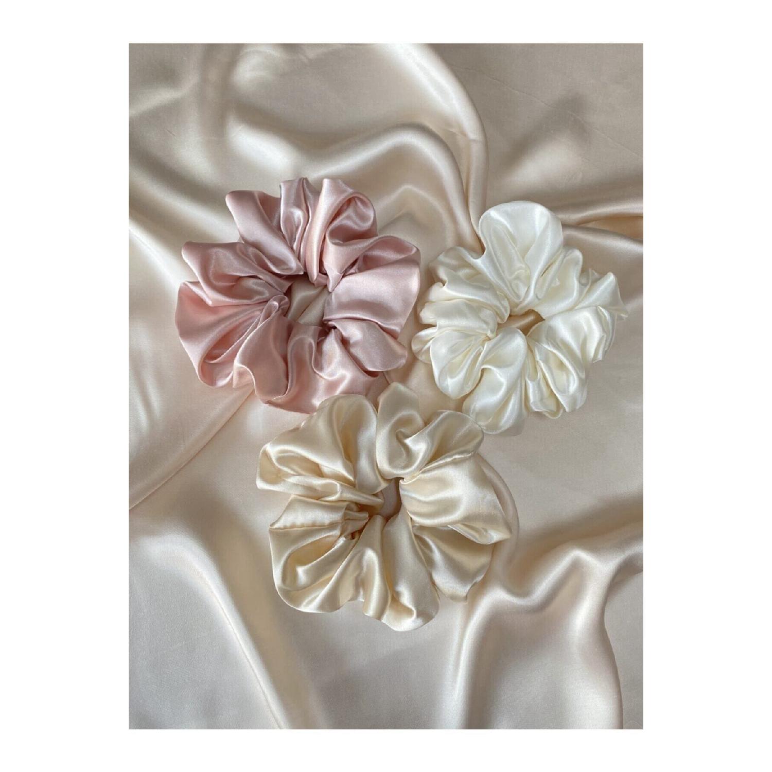 

Женский комплект атласных резинок для волос из трех частей