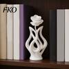 Platzsparende Schreibtischdekoration 3D-gedruckte Rosen-Skulptur, Hohlvase Blumenkunst-Figur mit matter Oberfläche, Künstlerische Blumenskulptur Minimalistisch