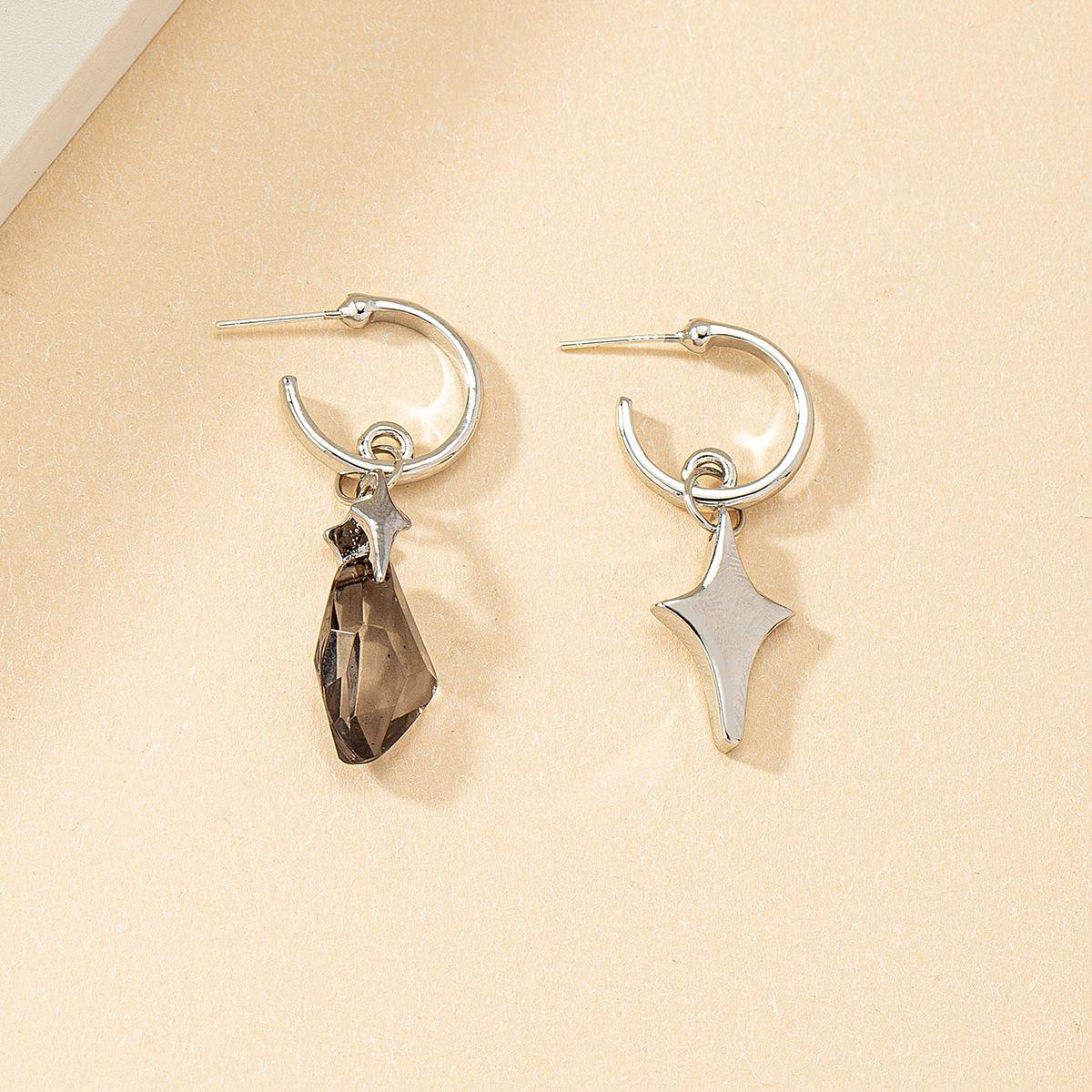 Stylish Diamond Rhombus Pendant Earrings: Asymmetric, Chic, and Perfect for Daily Wear. серебряный