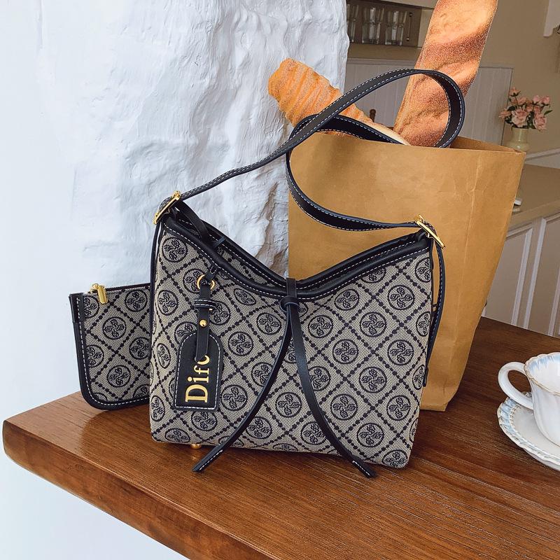 

2025 Luxe Large-Capacity Women s Tote Bag - Autumn/Winter Single Shoulder & Crossbody Style