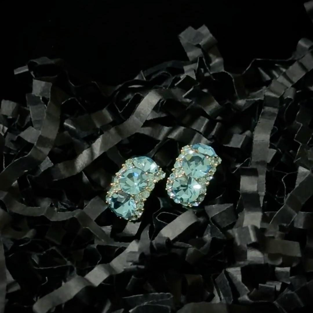 

Блестящие синие серьги-кольца с кристаллами: Универсальный и элегантный дизайн синий