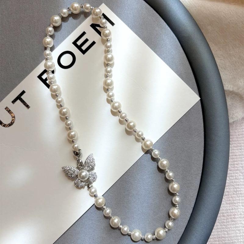 Простое жемчужное колье на ключицу в элегантном стиле белый