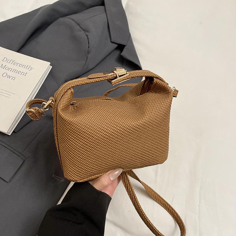 

Нишевая дизайнерская сумка, повседневная сумка-подушка, новинка весны и лета 2025 года, простая модная портативная персональная наплечная сумка-мессенджер коричневый