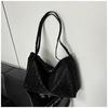 Trendy One-Shoulder Tote: Casual Texture, New Spring Style, Personalized Large-Capacity Women's Bag, 2026 Edition.