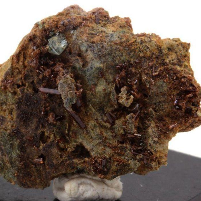 Pierres et Minéraux. Vesuvianite + Clinochlore. 12.27 ct. Rocher de Farinole, Olmeta-di-Capocorso, Haute-Corse, France.