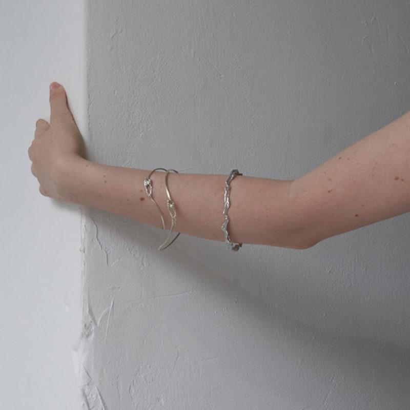 SENSE OPTIC Wavy Bangle