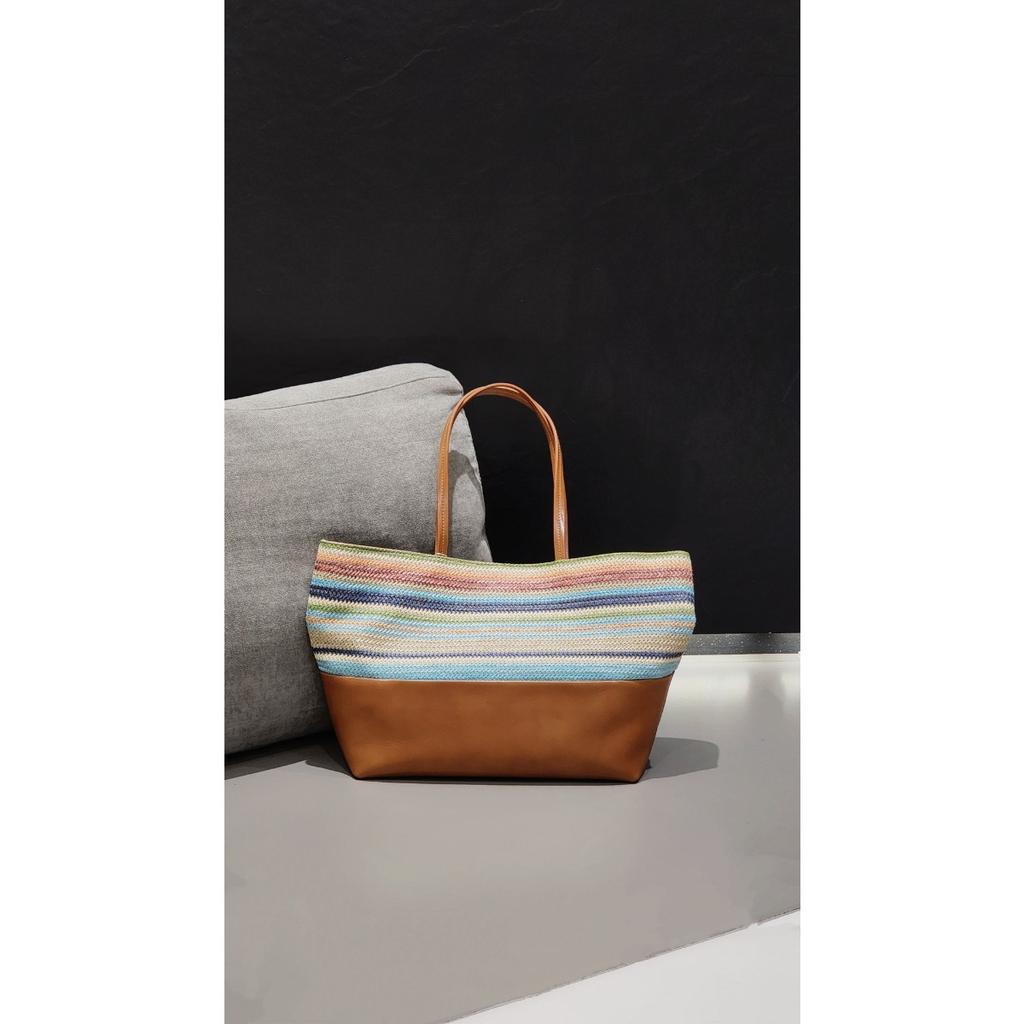 2025 Neue regenbogenfarbene gestreifte gewebte Brotdosentasche Raffia Achseltasche modische Schulter-Umhängetasche Echtleder Damen Tasche