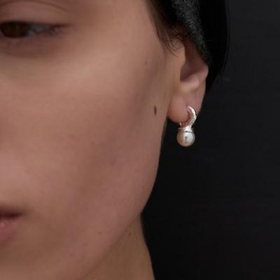 MIDNIGHT MOMENT halve oorring met parel - zilver