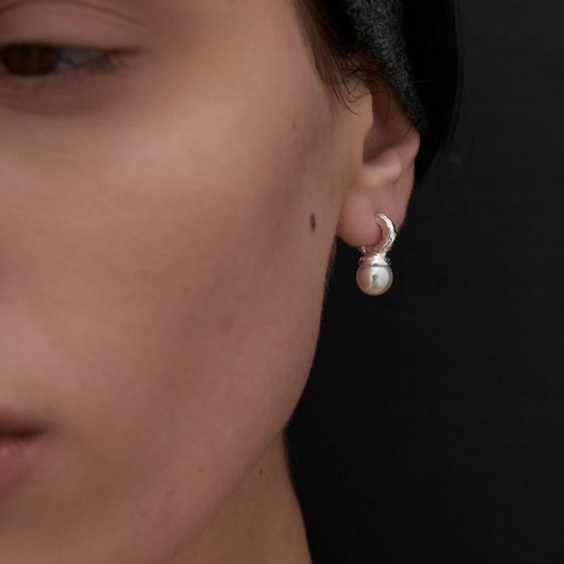 MIDNIGHT MOMENT Half Hoop Pearl Earring - Silver