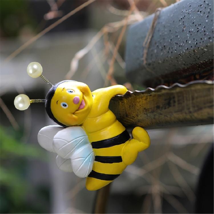 2Pieces Cute Climbing Bees Resin Pot Huggers Figurines for Personalizing Garden Patios Balconies and Home Decoration