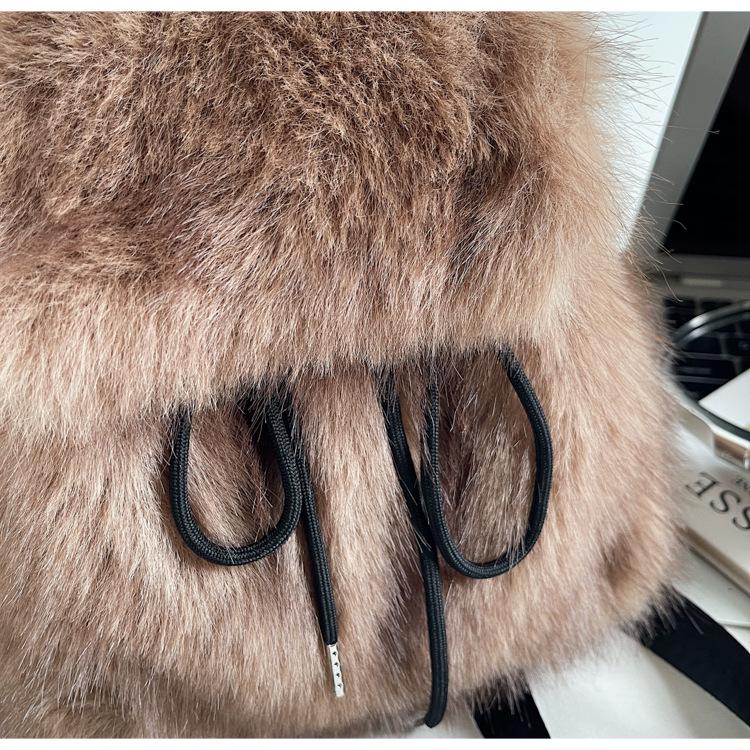 Pluszowy plecak: Modny styl jesienno-zimowy, casualowy i wszechstronny, wysokiej klasy puszysty design o dużej pojemności