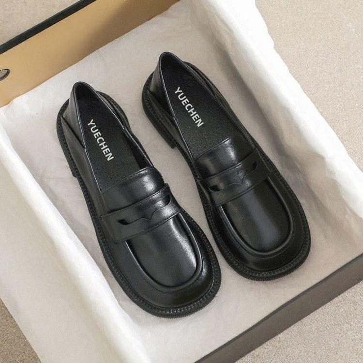 

Popular soft leather loafers women s 2025 autumn new low-heeled fashion versatile single shoes retro British style small leather shoes 35 чёрный