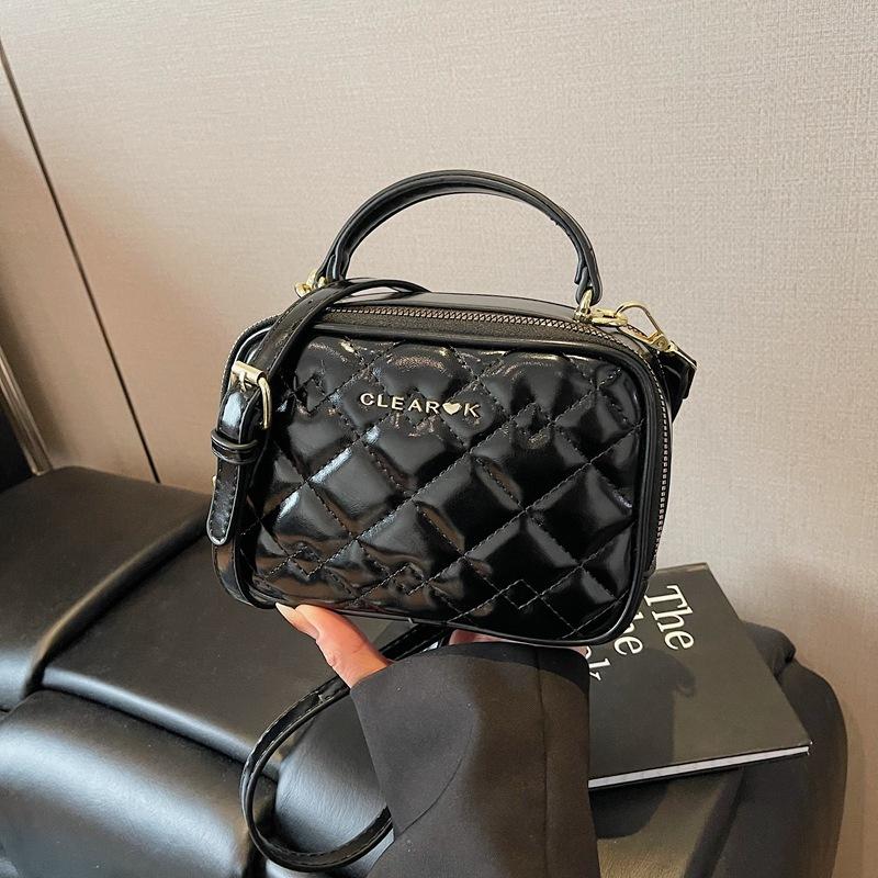 Niche design bag women 2025 new high-end messenger bag spring and summer versatile explosion portable diamond square bag