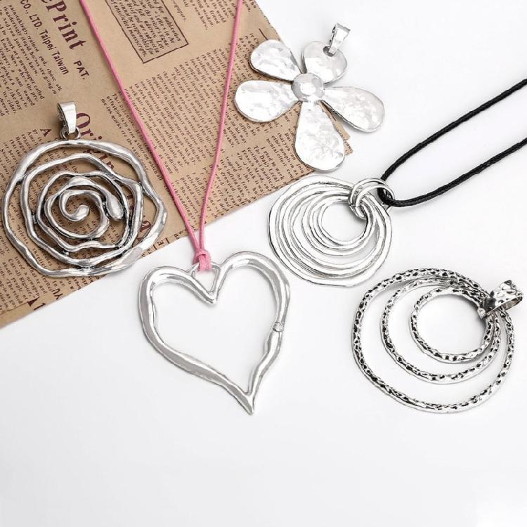 Robuster Herzanhänger aus Legierung, hohler Schmuck, Blumenanhänger, Legierungsmaterial