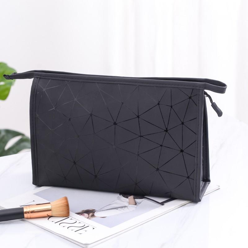 Neceser de viaje sencillo y portátil con estampado geométrico.