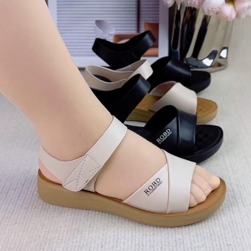 Soft leather flat-soled sandals women's summer 2025 new comfortable mother shoes lightweight non-slip middle-aged and elderly women's shoes